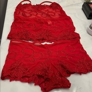 Intimate set size small